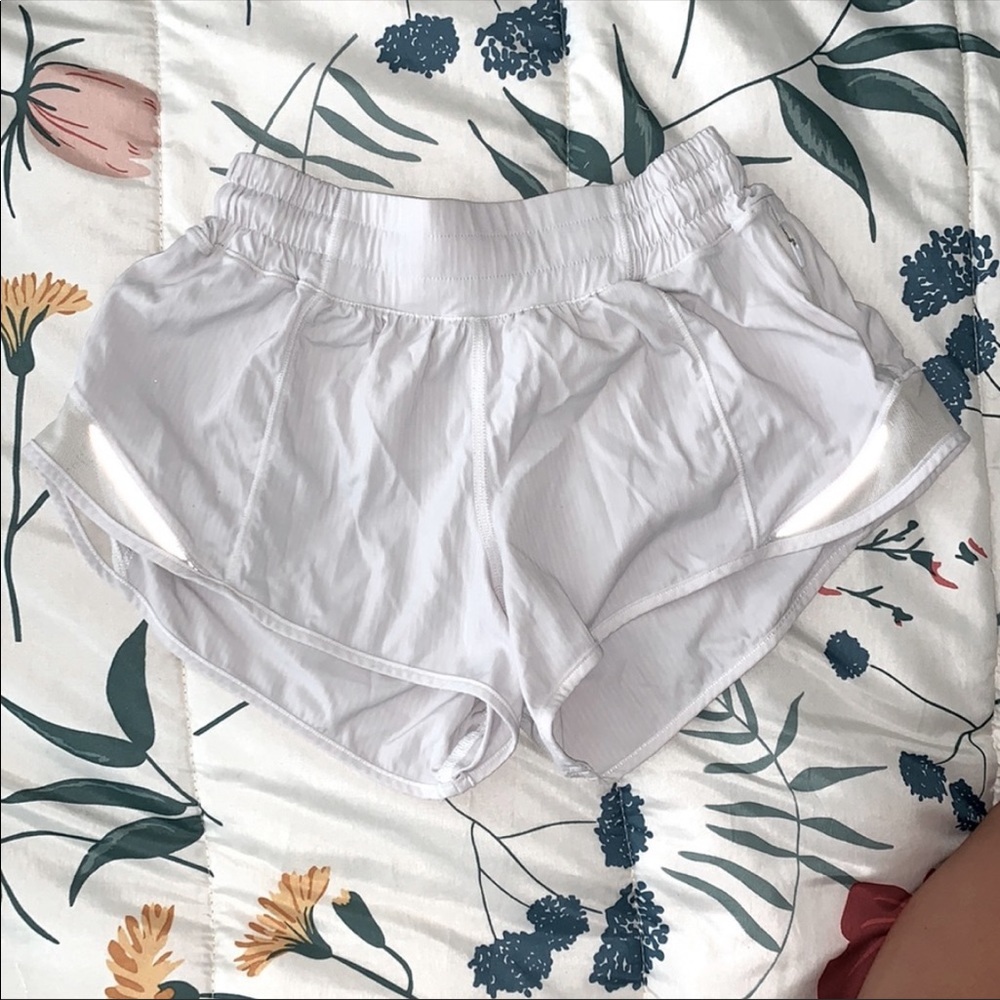 Lululemon Hotty hot shorts size 2 white